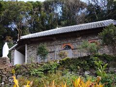 乗り遅れと遅れが重なり、結局七ツ釜鍾乳洞に行くのは無理と判断し、途中の大野バス停で下車。珍しく持っていた観光案内書に載っていた大野教会堂を観ることにしたのだ。ところが、歩いて15分というのだが、その道のりは、急な坂をジグザグと登り続けるものであった。息を切らせて登って行くと、ようやく大野教会堂が見えてきた。