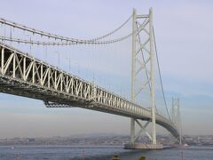 道の駅に隣接する松帆アンカレイジパークからは迫力ある明石海峡大橋を見上げたり
