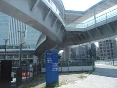 桜木町駅を出て少し行くと大岡川をわたります。そこには２つの橋が架かっていて、上にあるのが「さくらみらい橋」。桜木町駅から横浜市役所とをつなぐ歩道橋になっています。