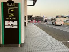 伊丹から8時発山形行きに乗ります。梅田に前泊し、6:30頃のバスで7時頃空港に到着。