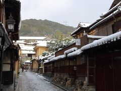 詩仙堂を出て、まだ時間が早いのでもう1つ回れるな、と思い、さて次は何処に行こうと思案の上で、結局京都観光の王道である清水寺に向かいました。
こちらは一念坂です。
もう夕方近い時間ですが、写真を見れば判る通り、ほとんど雪が溶けてしまっています。
観光客が多く歩く道だから早く溶かした、という理由もありそうですが。

詩仙堂の直ぐ近くだと金福寺があり、紅葉が綺麗な寺院でお堂から庭を眺められることも知っていましたが、庭が広くないので却下、もっと南に行けば銀閣寺がありますが、どうせ混雑しているだろうから却下、鹿ケ谷の法然院や安楽寺の茅葺の山門は雪とのコントラストが素晴らしそうですが、安楽寺は拝観時期が限定されていた記憶があったので却下、真如堂や永観堂、南禅寺は紅葉のイメージが強く、雪景色が綺麗というイメージが沸かないので却下、という思考を経て清水寺を選んでいます。