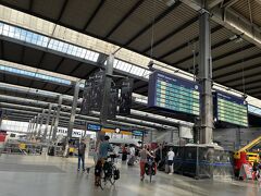 8月25日(金)
ミュンヘン中央駅
中央駅周辺工事中のため空港行きバス乗り場が変わっていると聞いて前日にバス停行きの最短距離を調べておきホテルから中央駅の構内を横切って空港行きルフトハンザバス乗り場に行った。
バスのチケットは予めネットで購入。

