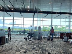シンガポールチャンギ空港待合室

乗り継ぎ時間が3時間ほどなのにミュンヘンからの飛行機はかなり遅れてチャンギ空港に到着。(隣席の乗客はもう乗り継ぎ時間が過ぎているとかなり焦っていた)
成田行きに乗り継ぐため空港内を急いで移動したがチケットの離陸時間をかなり過ぎていて乗り遅れたかと思った。しかしチケットの表示時間は待合室がオープンする時間(日本人のスタッフに確認したところ)とのことで離陸まではかなり時間があった。
他の乗客に聞いてみると私と同様に離陸時間に間に合わないのではないかとかなり焦ったと話していた。シンガポール航空、乗り継ぎ時要注意である。


