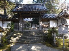 【西明寺】
高山寺から徒歩15分位

平安時代に弘法大師の高弟　智泉大徳によって神護寺の別院として開かれました
その後荒廃したが、鎌倉時代に我宝自性上人が中興し、1290年に平等心王院の号を後宇多法皇より命名賜り、神護寺より独立しました
戦国時代に焼失し、1602年に俊正明忍律師により再興されました

「表門」
本堂と同じ時期に、桂昌院の寄進によって建てられた一間薬医門