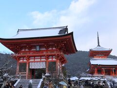 清水寺までやってきました。
何度も見ている光景ですが、雪を被っているのが目新しい点ですね。
ただ、雪も大分溶けて薄くなっているし、人も多いしで、綺麗な雪景色が見たければ朝一番で来るべきだな、と再認識しました。