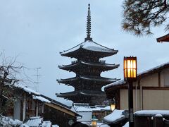 八坂の塔です。
二寧坂を上ったところから、少し産寧坂を下った場所で撮っています。
陽は落ちていて、雪も少なくなっていて瓦も見える状態ですが、明かりも灯されて如何にも冬の京都らしい風情を感じられました。

こちらは観光客に大人気の撮影スポットで、清水寺に行く際も立ち寄ってみたんですが、すごい人だかりで綺麗な写真は撮れないな、と判断して写真は撮っていませんでした。
清水寺を参拝してから下ってきたところ、陽が落ちていたからか人気も少なくなっており、ゆっくりと鑑賞できました。