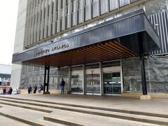 10:10
続いては黄金博物館と同じくサンタンデル公園に面したエメラルド博物館へ。
アビアンカビルの中にあり、1階受付にパスポートを出して顔写真を撮られ、専用カードでエレベーターホールへ。
エレベータは23階直通で、係員が操作してくれます。