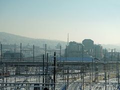 バスがハルト橋を越えるときにチューリッヒ中央駅の操車場が見えました。チューリッヒ中央駅には過去に2回来ていますが、チューリッヒ市内に降り立つのは今回が初めてのことです。一度はここから夜行寝台に乗ってウィーン西駅へ行ったのと、ルツェルンからチューリッヒ空港への途中で停車しただけです。