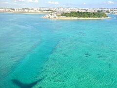 “瀬長島ウミカジテラス” が見えてきました。
海に写るANA機のシルエットも超素敵♬
間もなく那覇空港到着です。
