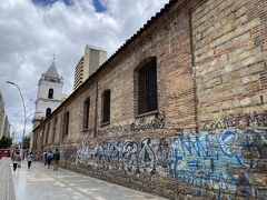 11:04
最後にサンタンデル公園に面したサン・フランシスコ教会へ。
内部には入れたのですが撮影不可。
壁は白いですが、天井は木でできていたり、祭壇は金を多用したもので美しいです。

これでボゴタの観光はおしまい！
ホテルに戻り、空港へ向かいました。

Uber
11:21 Hotel bh Bicentenarioあたり→11:48 Novotel Bogotá Parque 93
COP 20,500

Uber
11:55 Novotel Bogotá Parque 93→12:29 エルドラド国際空港(BOG)
COP 39,340