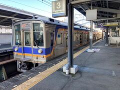 新今宮駅。
同じホームで本線下りに乗り換えられる。