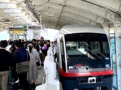 トランジットで沖縄滞在は4時間あります。
さすがに遠出は出来ないので前から一度行ってみたかった“やむちん通り”に行ってみることにしました。

先ずは “ゆいレール” で牧志駅まで移動します。
それにしても、こちらも凄い人集り！皆さん大きめのキャリーケースを引き摺ってるので、ちょっと乗れないかと思いましたが何とか乗車出来ました。
