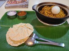 ＫＬセントラル駅から重いスーツケースを持ったまま、せっかくなのでインド人街へ直行。Legend's Claypot Briyani 
有名なお店のようですが、残念なお味でした。
暇そうでした。
日本の味の薄いけど辛いカレーピラフといったところでしょうか。
マンゴージュースもパックの味でした。