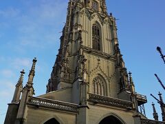 「ベルナーミュンスター（Berner Münster）」まで戻ってきました。ここまで戻って、時計塔の近くにある「キンドリフレッサーブルンネン（Kindlifresserbrunnen）」という意にが子供を食べている泉を見てくるのを忘れたことに気が付きました。