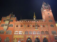 トラムが発車したのでようやく「バーゼル市庁舎（Basel Town Hall）」の全景の写真が撮れました。