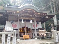 もう少し、坂道と階段を上がると「湯泉神社」が見えます。