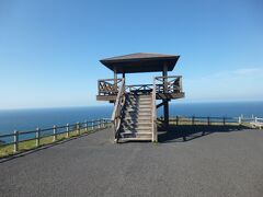 国賀海岸から車で２０分ほど、赤尾展望所に着いた時、他には誰もいませんでした。駐車場からすぐのところに展望所があります。