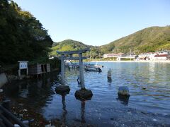 鬼舞展望所から北へ車で１５分ほど島前カルデラに沿って行くと、由良比神社があります。神社の駐車場の前にはイカ寄せの浜があります。海中に鳥居と人形が立っているのですぐにわかります。昔は毎年12月からお正月にかけてイカの大群がこの入江に押し寄せたそうです。