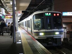 そのまま加茂駅で乗り継ぎ一気に大阪は久宝寺駅へ。夕方ラッシュの時間帯とも被り車内はかなりの混雑となっていました。
関西は関東と異なり2人並んで前を向いて座る転換クロスがメインとなっているので、快適性は高いのですが窓側着席時に乗り降りするのに少し苦労するのが難点かなと感じるところです。