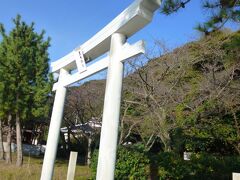 晴天の西ノ島をじっくりと観光後、港近くの旅館にも近い、黒木御所址、碧風館のある黒木神社へ。海面近くに石造りの立派な鳥居が。そこから階段を上がって、本殿へ向かいます。