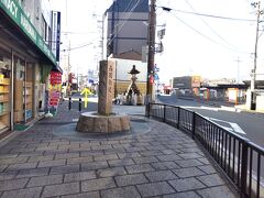 「石道標と常夜燈」阪急線の踏切を渡ったらすぐ県道分岐(西国三十三所巡礼路)し左手の細い道に進みます。