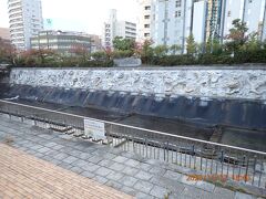 一旦シティループで新神戸駅前に戻って生田川公園を散策します。生田川の河岸に素敵な彫刻がありました。