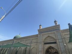 朝早いから？門は閉じられていました