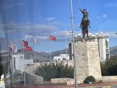 キプロスのラルナカ国際空港に着いて、入国や荷物のピックアップを済ませて空港を出たのは11時半ごろでした。今日はこのまま北キプロス観光です。