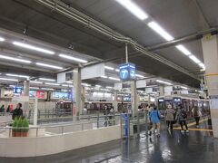 阪急電鉄・大阪梅田駅です。マルーン色の車輌から降りて、出発しました。