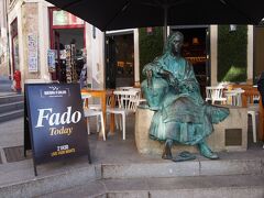 ここで一旦トイレタイム。
ファドのお店の前にあった銅像です。
Tricana of Coimbra