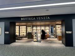 成田国際空港第2ターミナル 本館3F（出国手続き後エリア）
「BOTTEGA VENETA」

「ボッテガ・ヴェネタ」の写真。

＜営業時間＞
 7:30～21:30