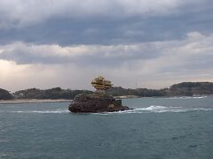 遊覧船から見た珍しい形の仁王島