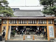 こちらの平等寺因幡薬師様は、ガン封じのご利益もあって、相方と共通の知人の快気願いとお守りを送りたくて来ました。。

こちらの因幡薬師様の由来は、H.Pを参考にさせて頂いて、西暦９５９年に橘行平様が、病床に付していていた時に夢を見て、お坊様が因幡国賀留津の海中に、遠くの仏の国からやってきた一つの浮き木があるから、浮き木を探してちゃんと供養すれば必ず病気は治り、そして一切のあらゆる願いが成就するだろうと言われ、その浮き木が薬師如来様だったのでお祀りしたのが始まりのようです。。
