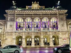 楽友協会でのコンサートの後は夜のウィーン旧市街を散策。
オペラ座の夜景