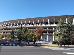 せっかくなので明治神宮へお参りを
案内板では1.6キロと書いてあったが遠くかんじる

途中国立競技場を通る


