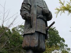 「徳川家康公」は、天文11（1542）年12月26日、岡崎城で誕生し、慶長5（1600）年に天下分目の関ケ原の合戦に勝利して天下を治めるに至り、元和2（1616）年4月17日に75歳でこの世を去りました。

この銅像は昭和31（1956）年に「家康公350年祭」を記念して建てられたものだそうです。