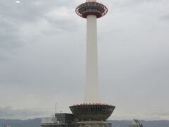 京都駅に到着して駅ビルを探索。上の方に登ってみると北側に京都タワーが良く見えます。