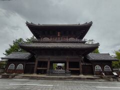 次に訪れたのは「大樹寺」です。

写真は「山門」で、楼上に掲げられた扁額の文字「大樹寺」は後奈良天皇のご親筆だそうです。