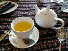 The Slavic Tea House

シェラトンで再びフェイスマッサージの予約をした後
このお店で休憩

Lotus Tea 50,000d
Ginger Forest Honey 50,000d