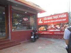 THANHLONG'S FOODS & BUTCHER SHOP

Ham(スライスしたもの) 約100g 46,000d

このお店でよくハムやチーズを買います
晩御飯にします