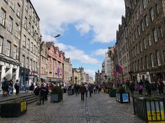 ホテルからエディンバラ城に行った時は道にほとんど人がいなかったけどロイヤルマイルは人だらけ。
やっぱりさっきの道は観光客が通る様な道ではなかったのね。