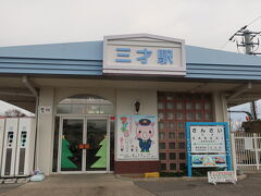 夜間割に間に合うように自宅を出て、関越自動車道と上信越自動車道の
まだ立寄っていないＳＡ・ＰＡでスタンプを押していたらなかなかいい
時間になってしまったよ。

小布施ＩＣから「しなの鉄道　三才駅」に来ました。