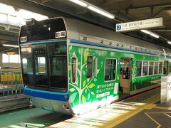 千葉みなと駅まで戻って千葉都市モノレールに乗って県庁前へ
ほとんどの車両がラッピングされてます