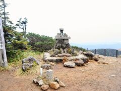 長野県と群馬県の県境にそびえる横手山は、志賀高原随一の眺望を誇る山。
南東側の一番高い場所に2等三角点があります。