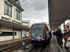 伊予鉄道の路面電車で道後温泉駅まで来ました。