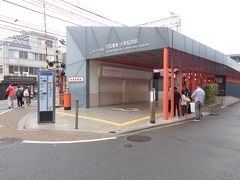 京阪本線で伏見稲荷駅に到着．