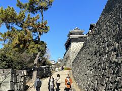 松山市駅から松山城のロープウェイ乗り場の場所まで歩いて行き、ロープウェイかリフトを選べたのでリフトで行くことにしました。