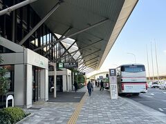 今回は利用したレンタカーは
バジェットレンタカーさん。
空港内に受付カウンターはなく
担当の方が立っているだけですが
名前を告げるとすぐに近くの営業所へ送迎してくれました。

他にも数組の利用客がいましたが
それぞれ個別送迎だったので早い！
出発するまでかなりスムーズで助かります。