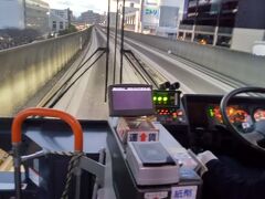 加減速は運転手が行うようですが、ハンドルからは手を放していました
　（以前乗ったときは、ひざの上に手を置いていました）