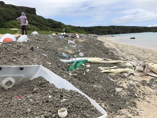 東平安名ビーチ<br /><br />西之島から流れ着いた<br />火山岩がたくさん<br />